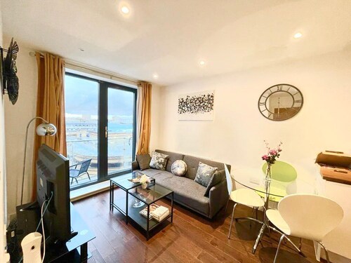 ✩ Stevenage Town ✩ Balcony ✩ 2 Bed Apt, 5 guests