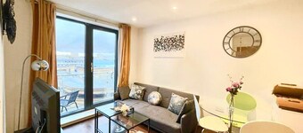 ✩ Stevenage Town ✩ Balcony ✩ 2 Bed Apt, 5 guests