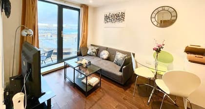 ✩ Stevenage Town ✩ Balcony ✩ 2 Bed Apt, 5 guests