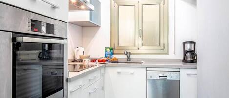 Fridge, oven, dishwasher, coffee/tea maker