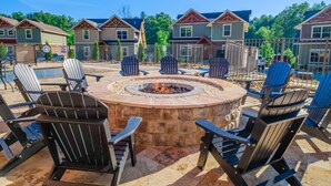 Outdoor dining - Heaps O'fun (Gatlinburg)