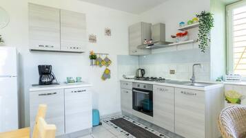 Geladeira, fogĂŁo, cooktop, cafeteira/chaleira