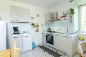 Refrigerador, horno, parrilla de estufa y cafetera y tetera