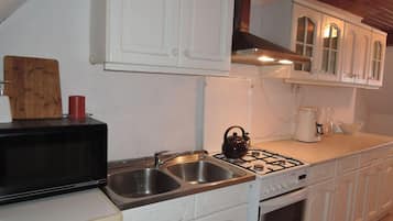 Réfrigérateur, micro-ondes, plaque de cuisson, cafetiÚre/bouilloire