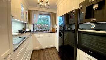 Ofen, Herdplatte, Geschirrspüler, Wasserkocher mit Kaffee-/Teezubehör