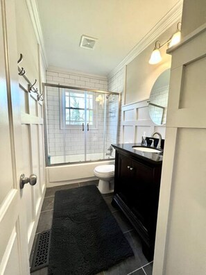 Hair dryer, towels - Talladega Nights—Race to nearby Nascar/ZMax/CLT! (Harrisburg)