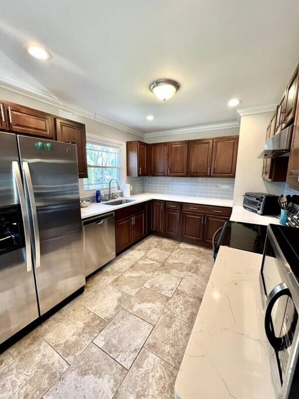 Refrigerador, microondas, horno y parrilla de estufa 