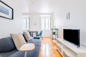 Apartment, 1 Schlafzimmer | Wohnbereich | 50-cm-Flachbildfernseher mit Kabelempfang, Fernseher