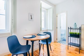 Departamento, 1 habitación | Área de sala de estar | Televisión de pantalla plana de 50 cm con canales por cable 