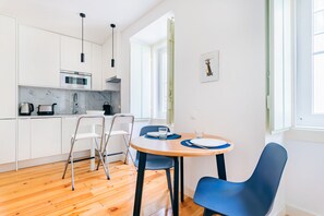 Apartment, 1 Schlafzimmer | Wohnbereich | 50-cm-Flachbildfernseher mit Kabelempfang, Fernseher