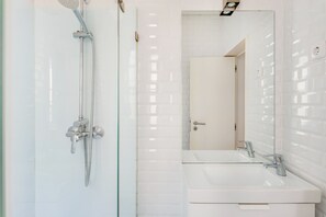 Apartment, 1 Schlafzimmer | Badezimmer | Dusche, Regendusche, kostenlose Toilettenartikel, Haartrockner