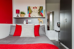 Studio | Skrivebord, skrivebord for bærbar PC, wi-fi (inkludert) og sengetøy