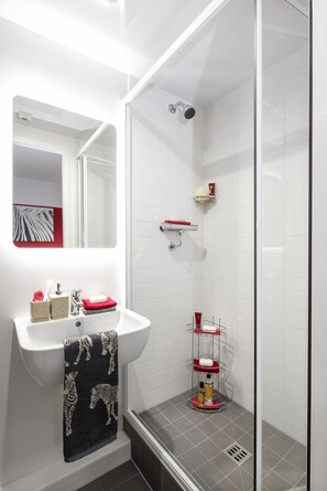 Shower, towels - Yugo Explore - Arran House (Edinburgh)