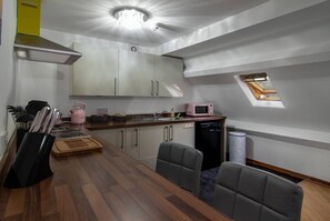 Private kitchen - Charming Church Conversion 💒close to the Tower🗼 (Blackpool)