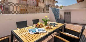 Outdoor dining - Cipriano House (Cala Gonone)