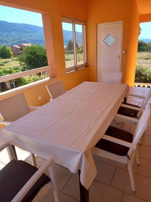 Outdoor dining - Holiday apartment with sea view (Insel Rab)