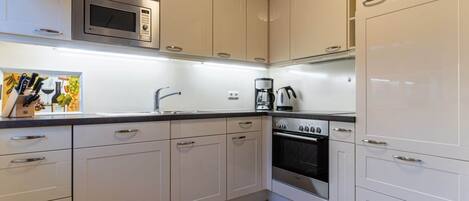 Kühlschrank, Mikrowelle, Ofen, Herdplatte