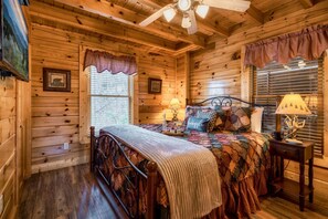5 bedrooms, desk, iron/ironing board, WiFi - NERF War-Family Lodge-Theater-HotTub-GlowParty (Sevierville)