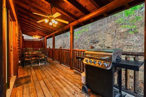 Outdoor dining - NERF War-Family Lodge-Theater-HotTub-GlowParty (Sevierville)