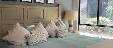 2 bedrooms, iron/ironing board, WiFi