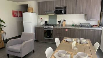 Jääkaappi, mikroaaltouuni, liesi, kahvin-/teenkeitin