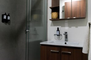 Dusche, Haartrockner, Handtücher