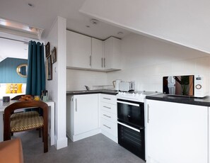 Fridge, microwave, oven, coffee/tea maker