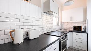 Een koelkast, een microgolfoven, een oven