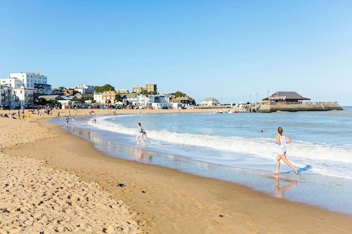 Townhouse in Central Broadstairs with Parking