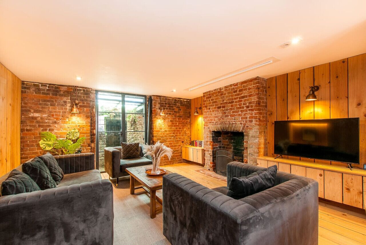 Télévision, cheminée