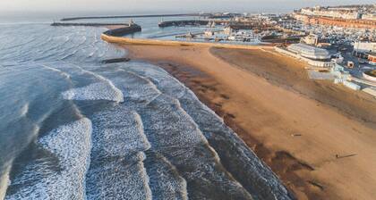 Spacious Georgian Townhouse by the Beach & Harbour