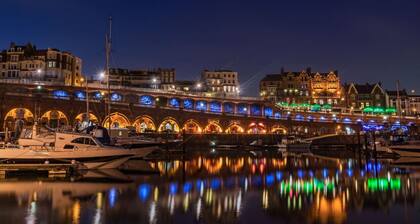Spacious Georgian Townhouse by the Beach & Harbour