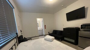 1 bedroom, iron/ironing board, WiFi (free), bed sheets
