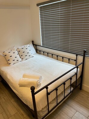 1 dormitorio, tabla de planchar con plancha, wifi gratis y ropa de cama