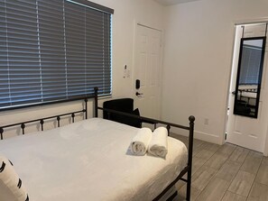 1 dormitorio, tabla de planchar con plancha, wifi gratis y ropa de cama