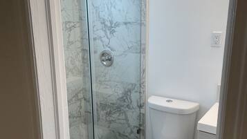 Ducha, secador de pelo, toallas, jabón