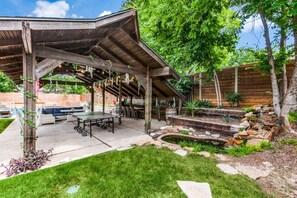 Outdoor dining - Half acre with huge yard, pool, hot tub, playground, cabana, 15 mins to downtown (Dallas)