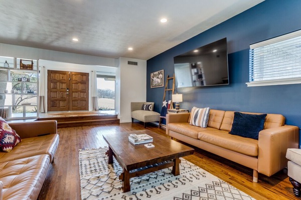 Smart-tv, pejs, bordtennisbord, computerskærme