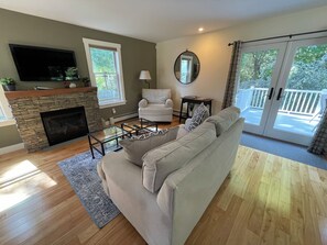 Smart TV, fireplace, books, stereo