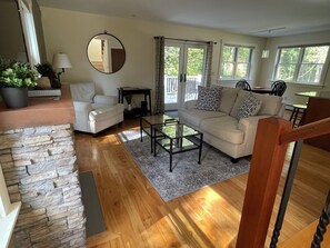 Smart-TV, Kamin, Bücher, Stereoanlage