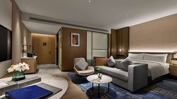 Premium Room, 1 King Bed | Minibar, in-room safe, desk, soundproofing