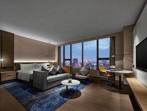 Minibar, caja de seguridad en la habitación y decoración personalizada 