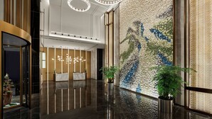 Un vestíbulo espacioso con piso de mármol pulido, modernos candelabros y una pared decorativa con mosaicos.
