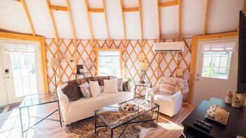 Fernseher, Kamin, Tischtennisplatte, Bücher