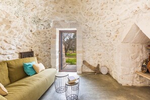 TV, fireplace, books, stereo - Trullo Corni di Fiasco by BarbarHouse (Campomarino)