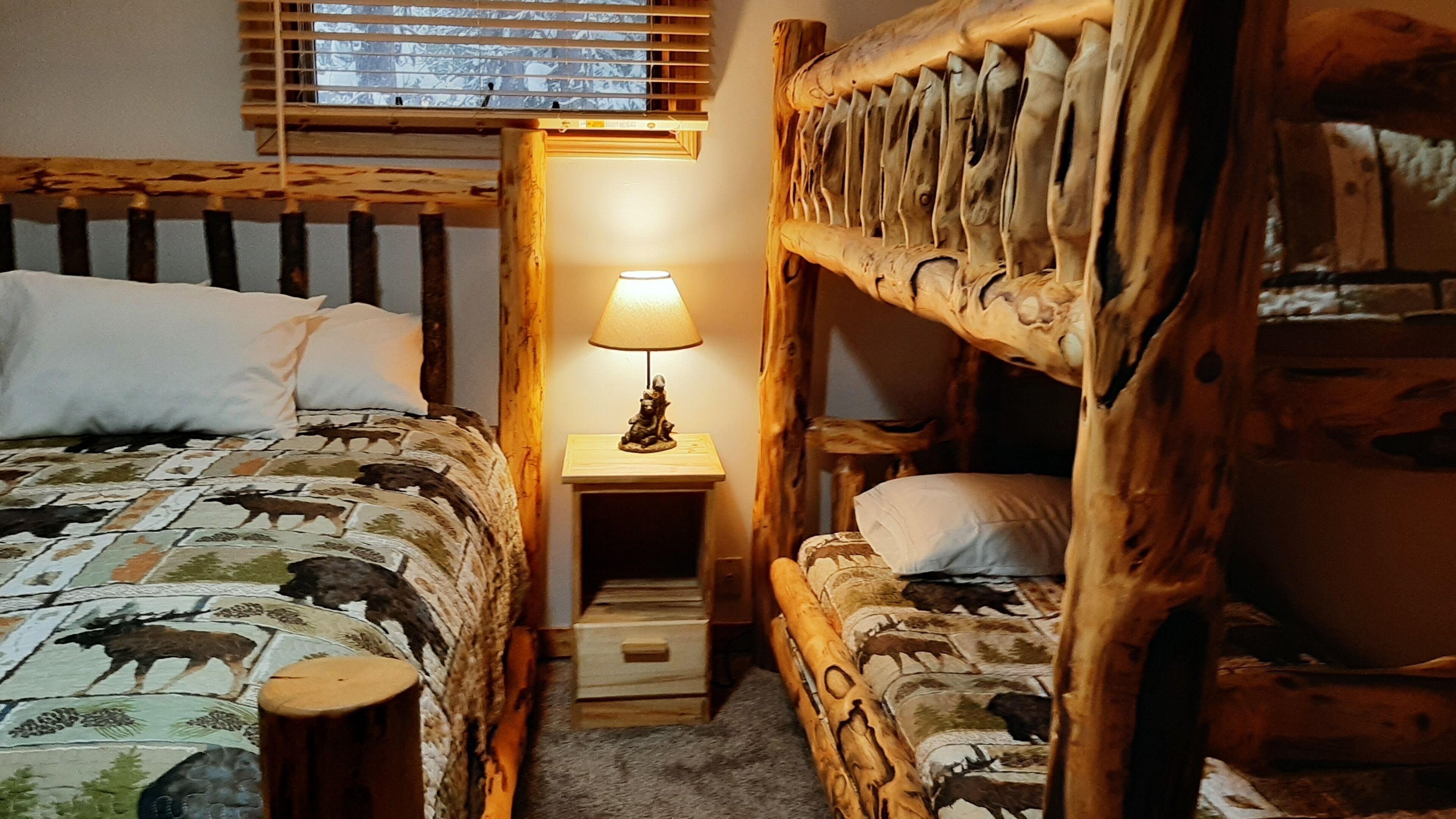 4 slaapkamers, een strijkplank/strijkijzer, gratis wifi, beddengoed