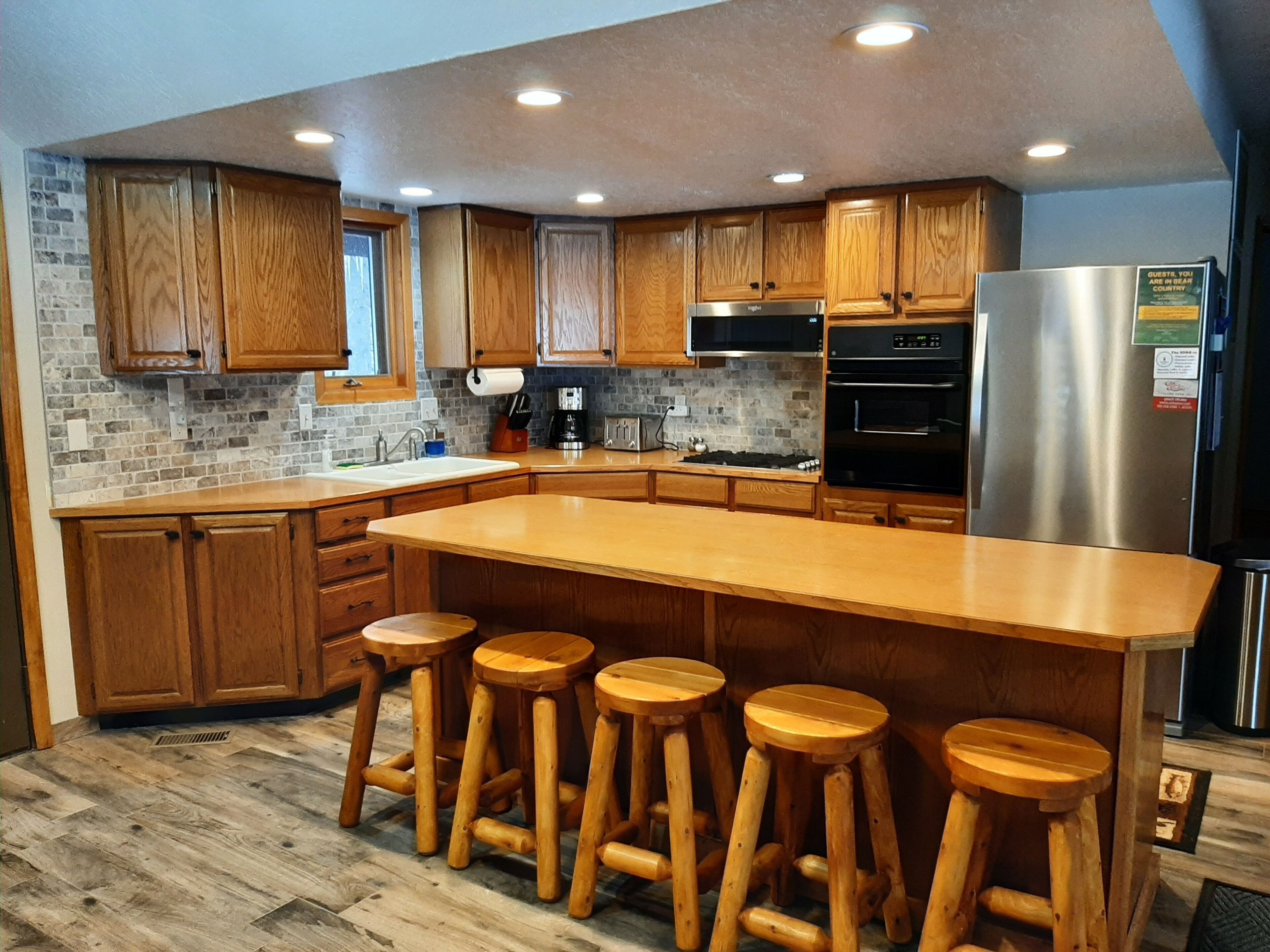 4 brdrm, 2 bath cabin, hot tub, 33 mi. to YNP