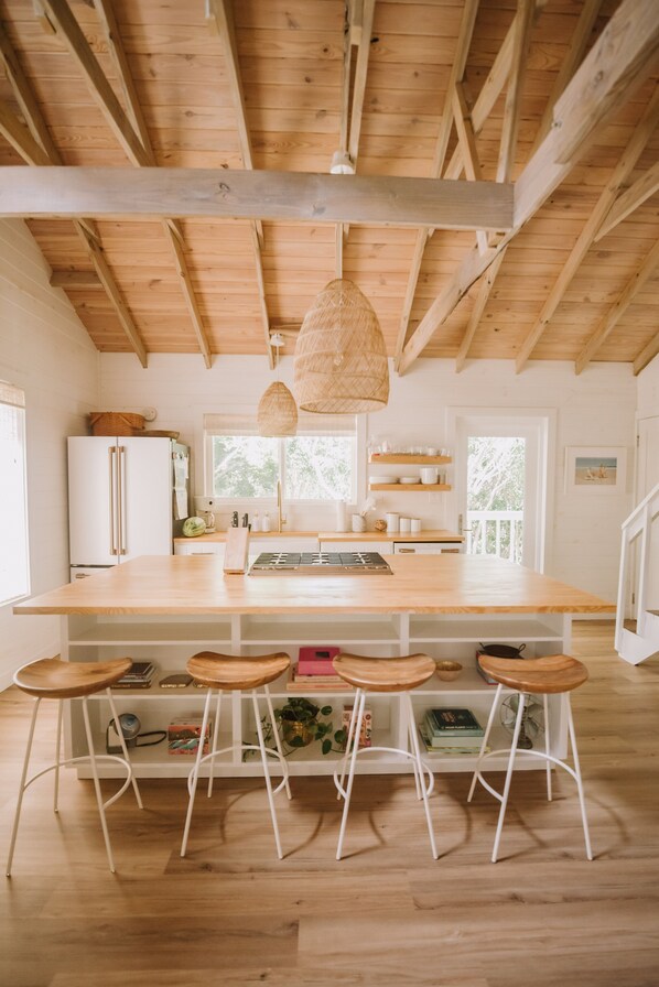 Køleskab, mikrobølgeovn, ovn, kogeplade