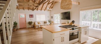 Cocomo Cottage - Boutique Retreat at Surfer's Beach