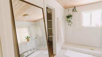 Douche, sĂšche-cheveux, serviettes fournies, savon